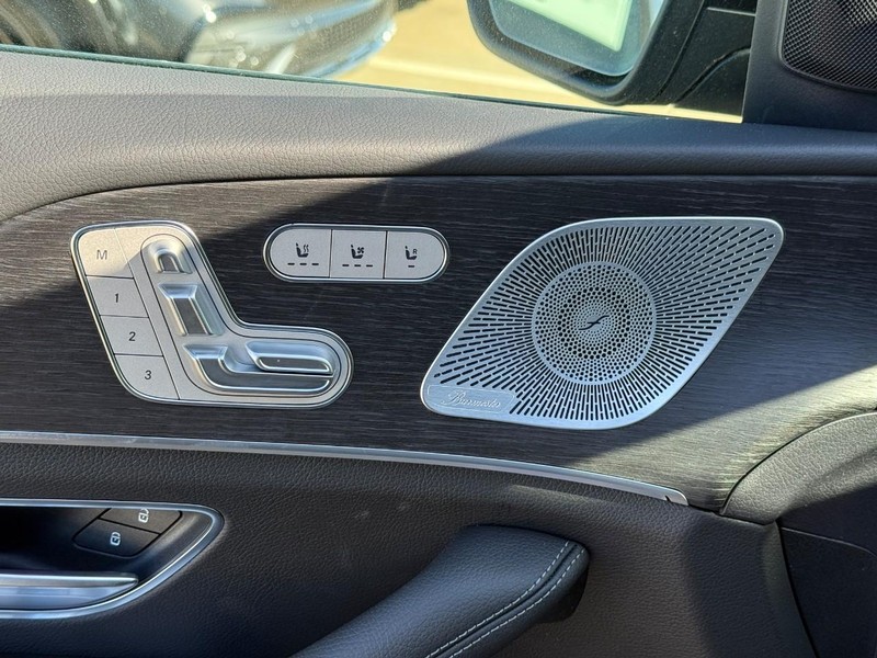 Mercedes-Benz GLE Vehicle Full-screen Gallery Image 14
