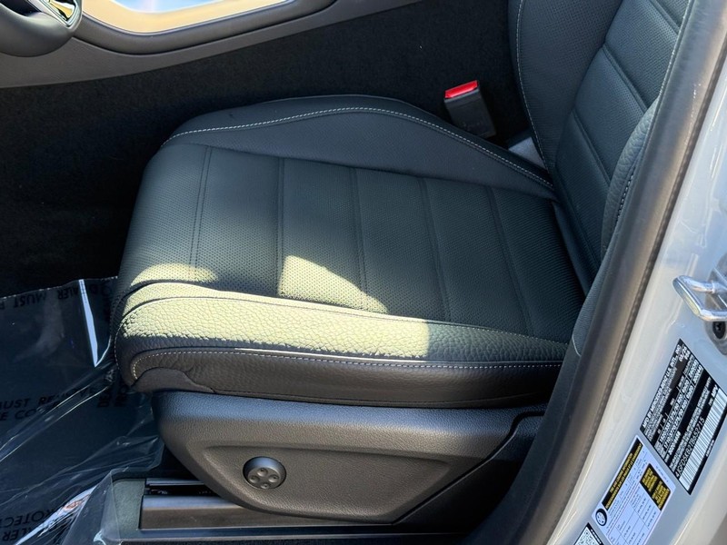 Mercedes-Benz GLE Vehicle Full-screen Gallery Image 15