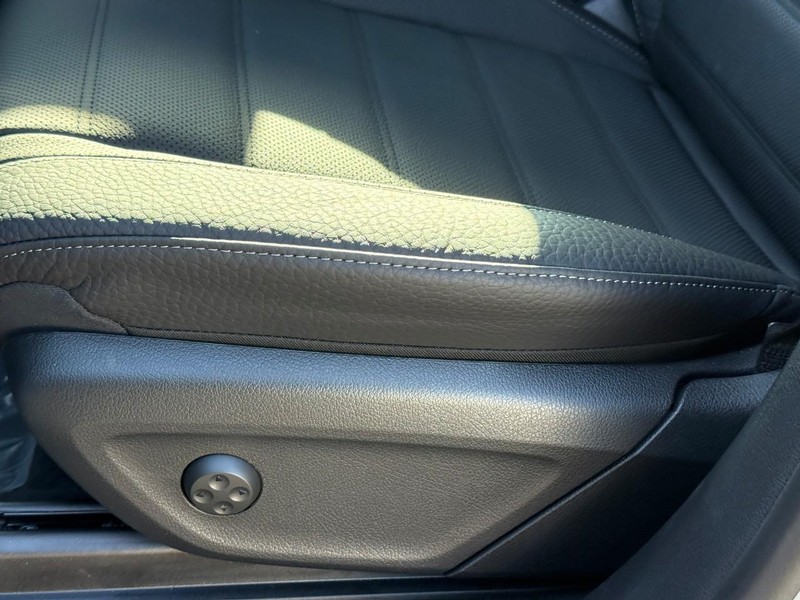 Mercedes-Benz GLE Vehicle Full-screen Gallery Image 16