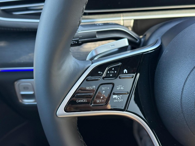 Mercedes-Benz GLE Vehicle Full-screen Gallery Image 17