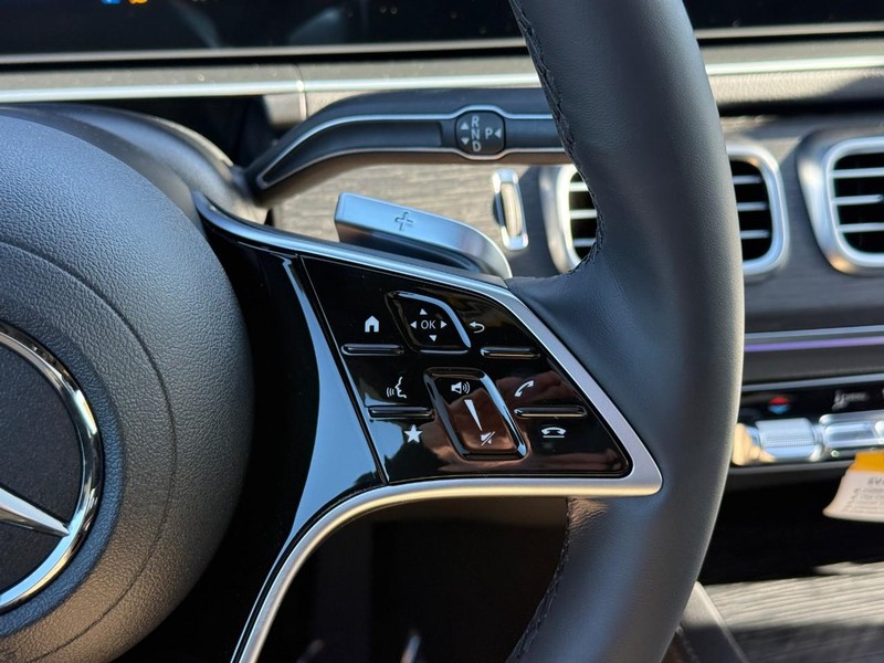 Mercedes-Benz GLE Vehicle Full-screen Gallery Image 18