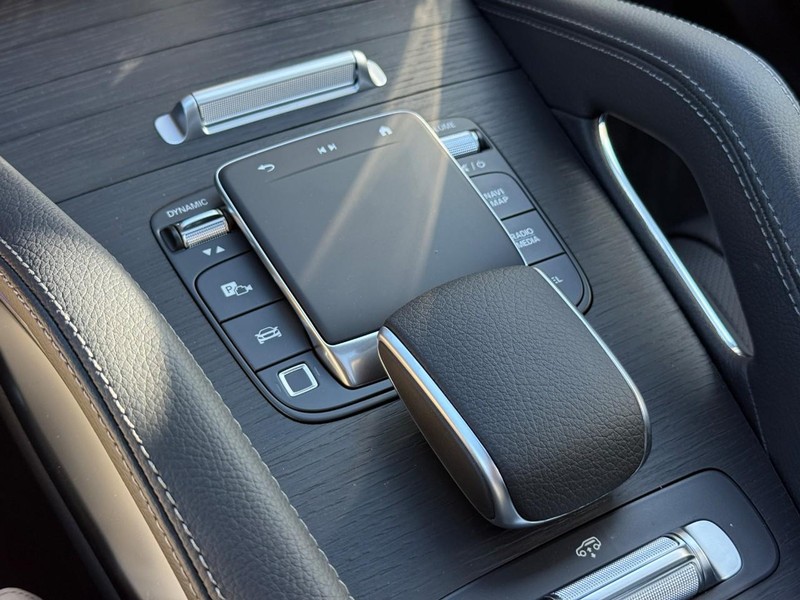 Mercedes-Benz GLE Vehicle Full-screen Gallery Image 19