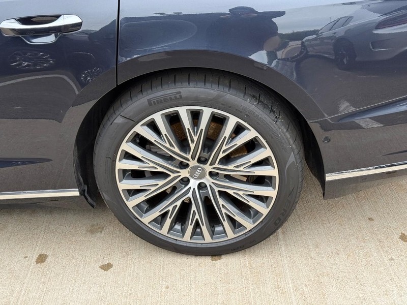Audi A8 Vehicle Full-screen Gallery Image 9