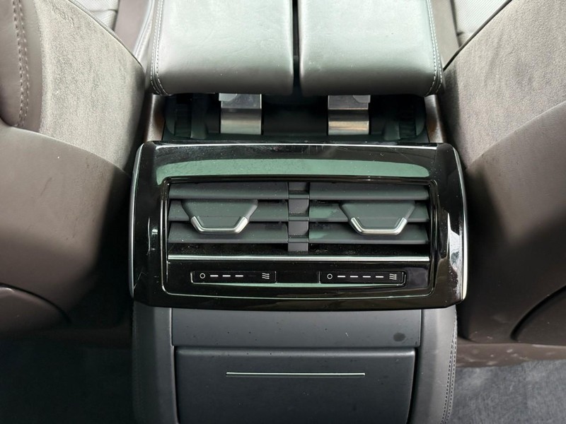 Audi A8 Vehicle Full-screen Gallery Image 16