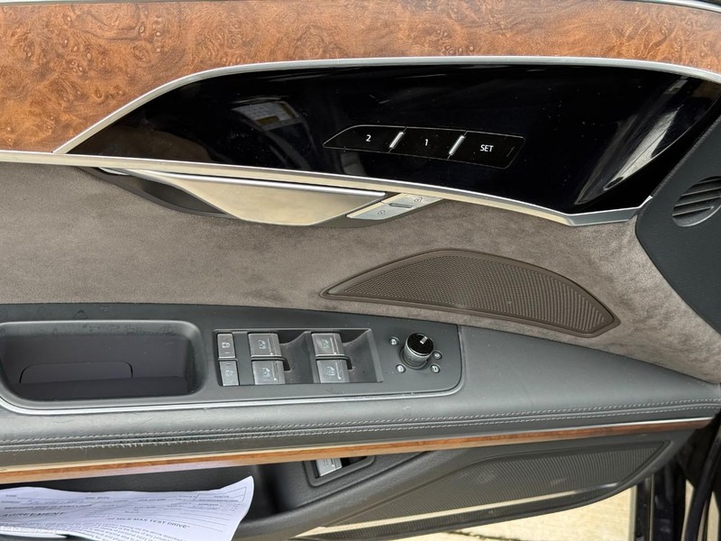 Audi A8 Vehicle Full-screen Gallery Image 17
