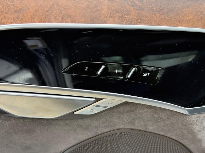Audi A8 Vehicle Full-screen Gallery Image 18