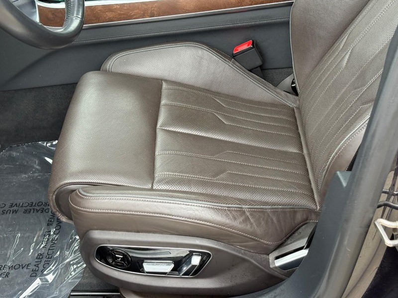 Audi A8 Vehicle Full-screen Gallery Image 19