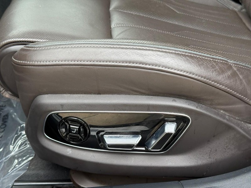 Audi A8 Vehicle Full-screen Gallery Image 20