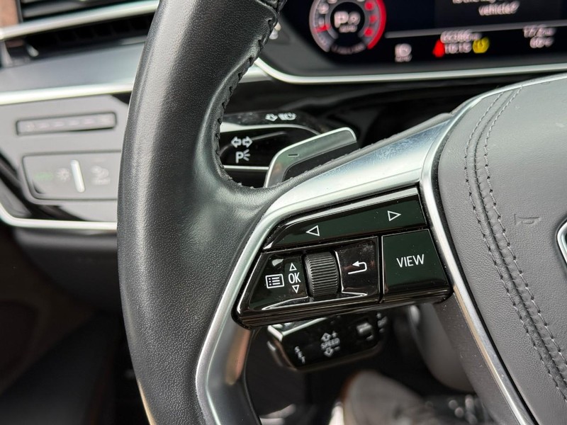 Audi A8 Vehicle Full-screen Gallery Image 21