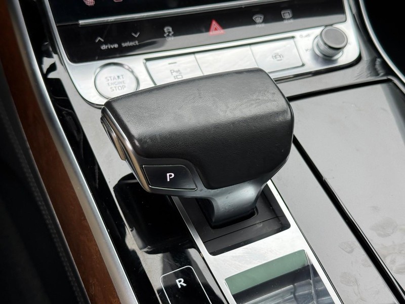 Audi A8 Vehicle Full-screen Gallery Image 24
