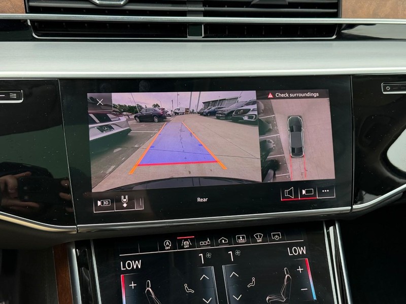 Audi A8 Vehicle Full-screen Gallery Image 26