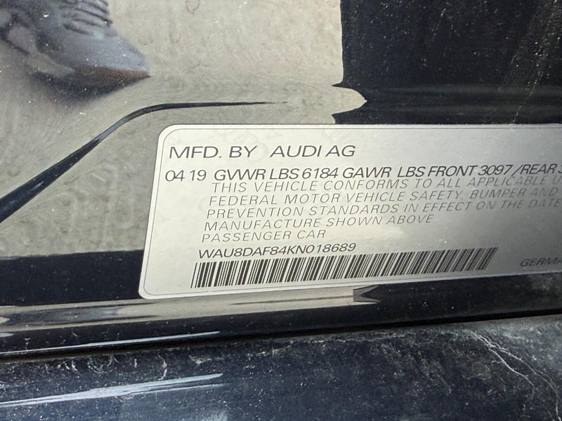 Audi A8 Vehicle Full-screen Gallery Image 28