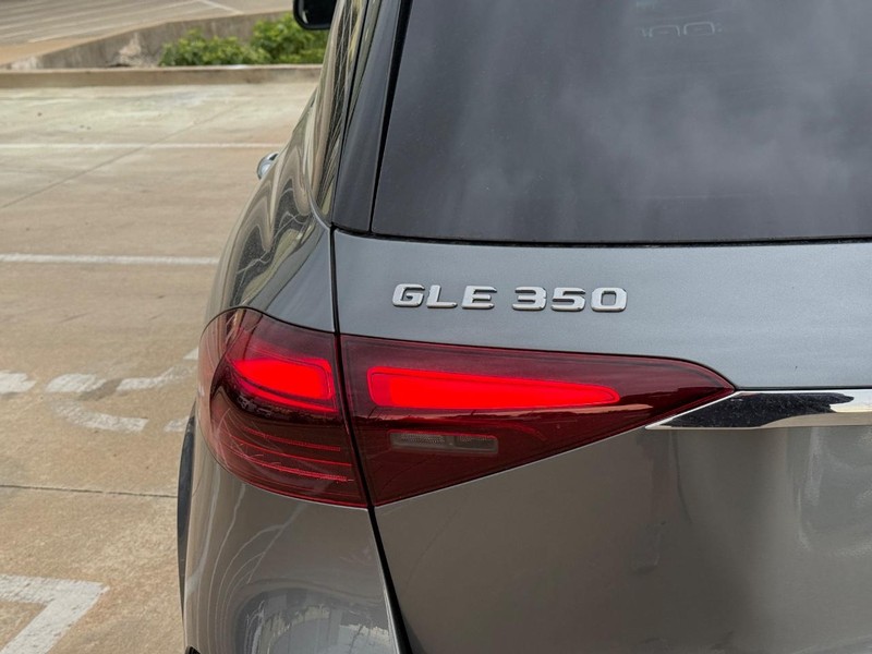 Mercedes-Benz GLE Vehicle Full-screen Gallery Image 5