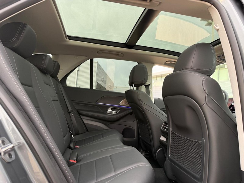 Mercedes-Benz GLE Vehicle Full-screen Gallery Image 7