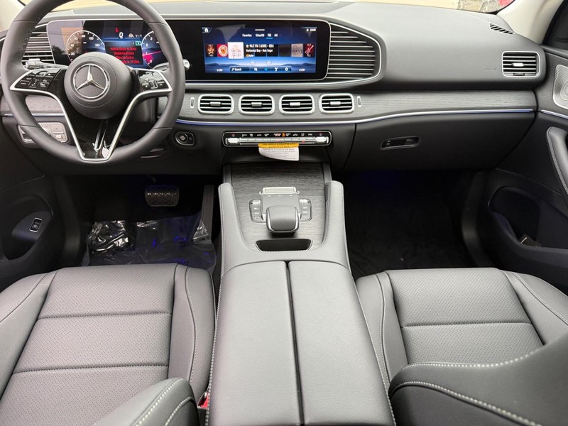 Mercedes-Benz GLE Vehicle Full-screen Gallery Image 9
