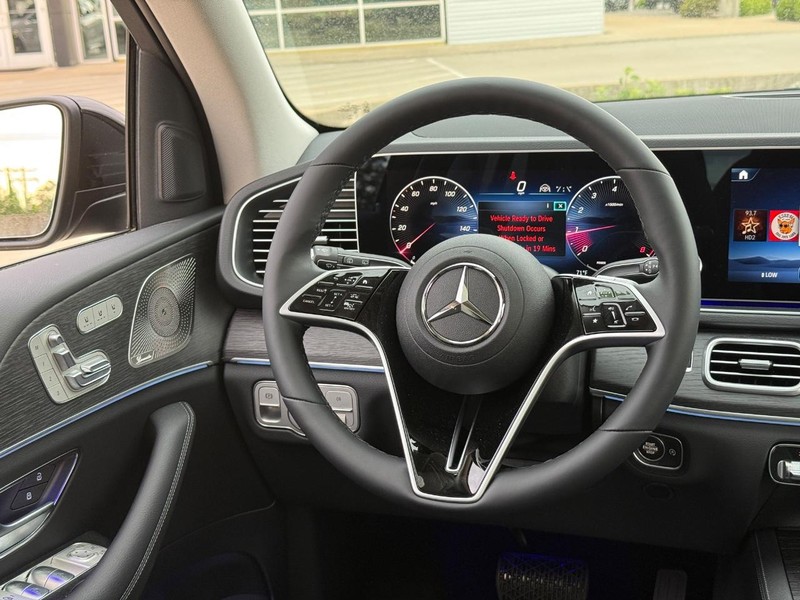 Mercedes-Benz GLE Vehicle Full-screen Gallery Image 10