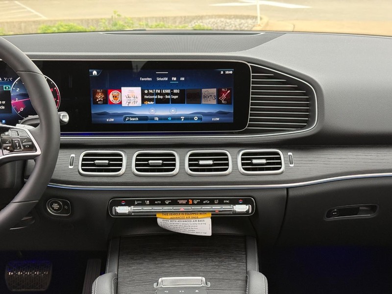 Mercedes-Benz GLE Vehicle Full-screen Gallery Image 11