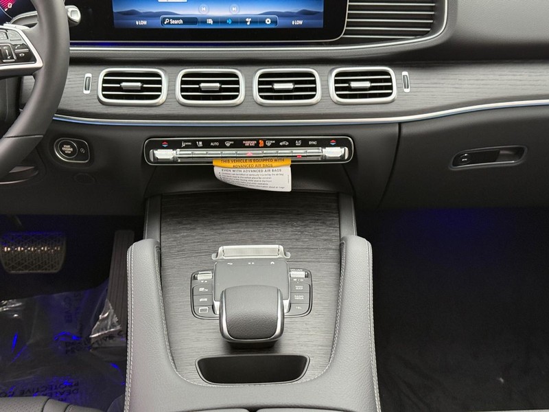 Mercedes-Benz GLE Vehicle Full-screen Gallery Image 12