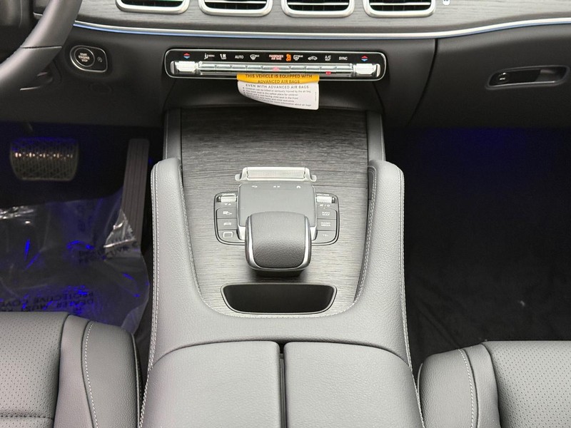 Mercedes-Benz GLE Vehicle Full-screen Gallery Image 13