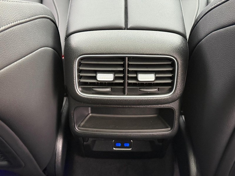 Mercedes-Benz GLE Vehicle Full-screen Gallery Image 14