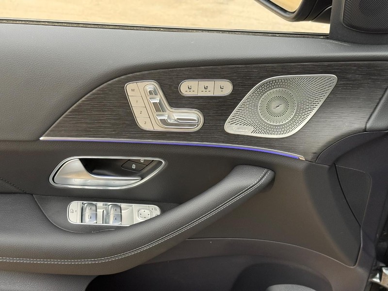 Mercedes-Benz GLE Vehicle Full-screen Gallery Image 15