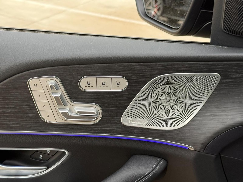 Mercedes-Benz GLE Vehicle Full-screen Gallery Image 16