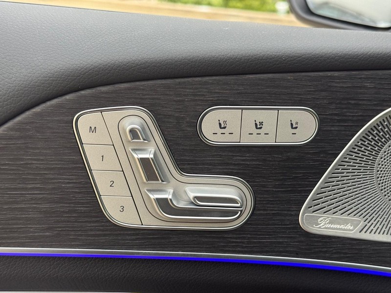 Mercedes-Benz GLE Vehicle Full-screen Gallery Image 17