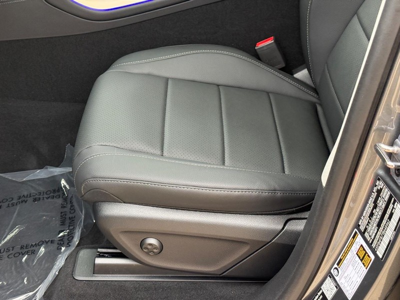 Mercedes-Benz GLE Vehicle Full-screen Gallery Image 18