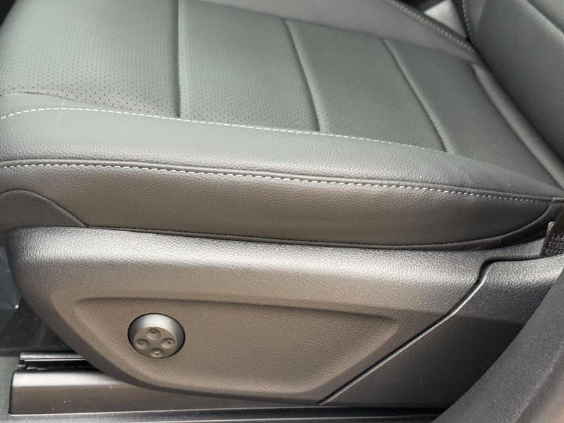 Mercedes-Benz GLE Vehicle Full-screen Gallery Image 19
