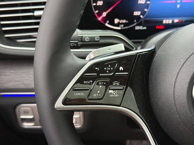 Mercedes-Benz GLE Vehicle Full-screen Gallery Image 20