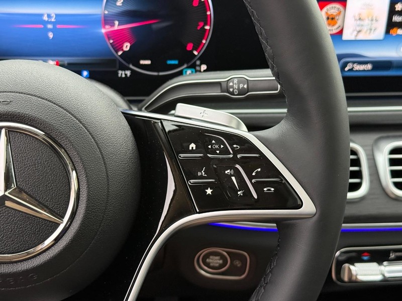 Mercedes-Benz GLE Vehicle Full-screen Gallery Image 21