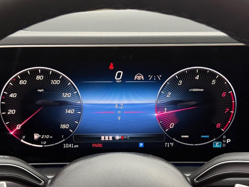 Mercedes-Benz GLE Vehicle Full-screen Gallery Image 22