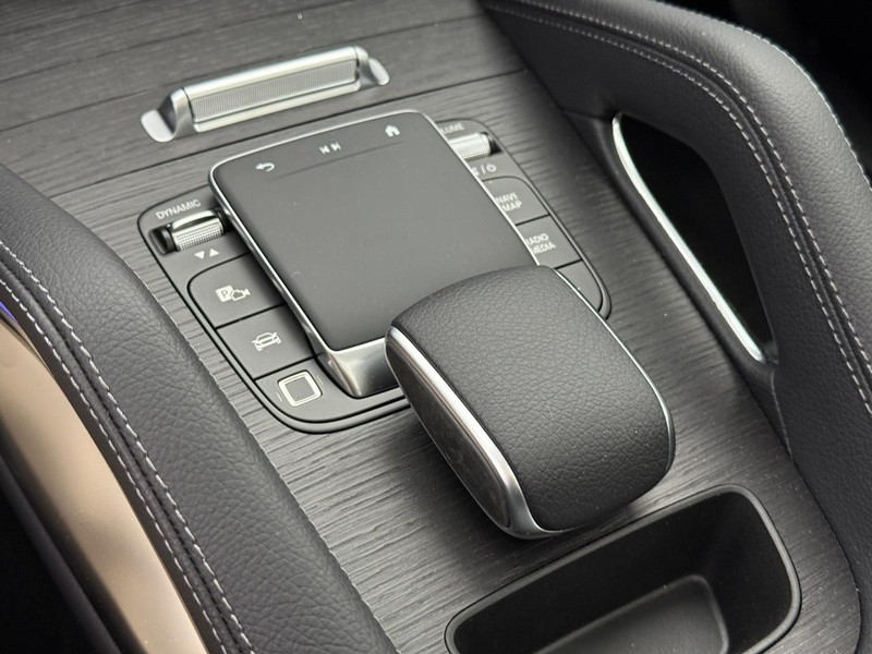 Mercedes-Benz GLE Vehicle Full-screen Gallery Image 23