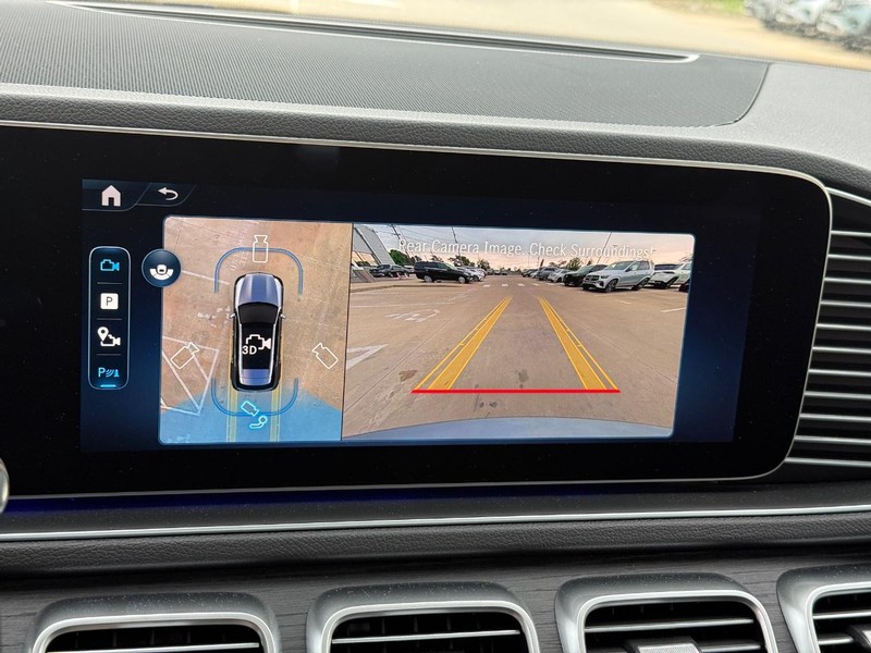 Mercedes-Benz GLE Vehicle Full-screen Gallery Image 24