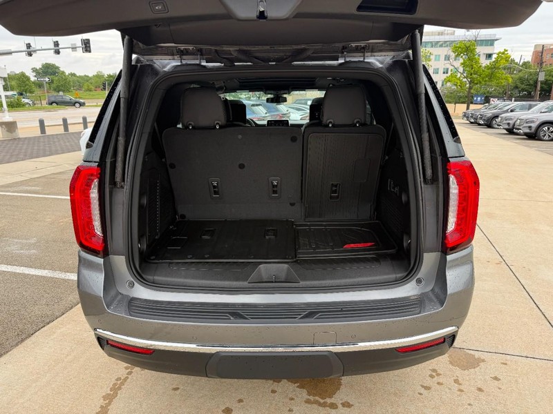 GMC Yukon Vehicle Full-screen Gallery Image 08
