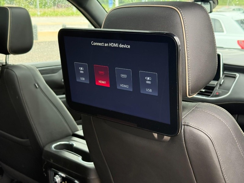 GMC Yukon Vehicle Full-screen Gallery Image 12