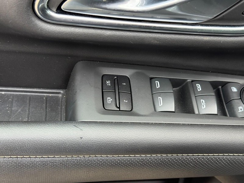 GMC Yukon Vehicle Full-screen Gallery Image 19