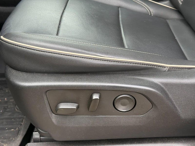 GMC Yukon Vehicle Full-screen Gallery Image 21