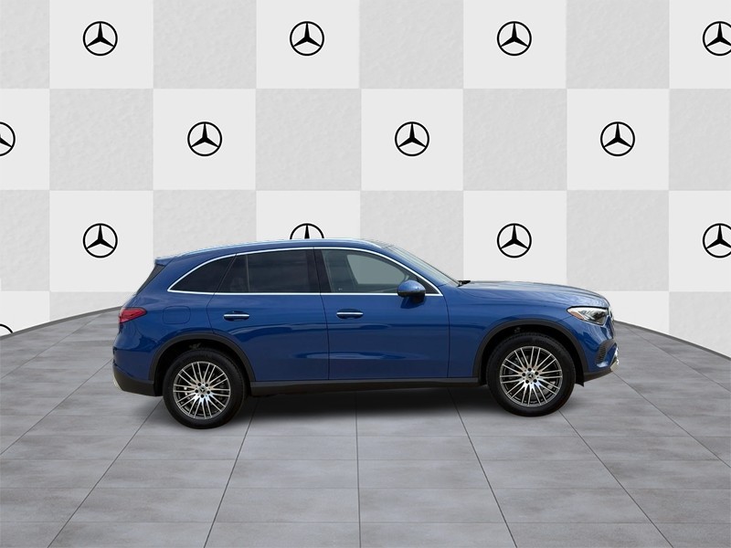Mercedes-Benz GLC Vehicle Full-screen Gallery Image 2