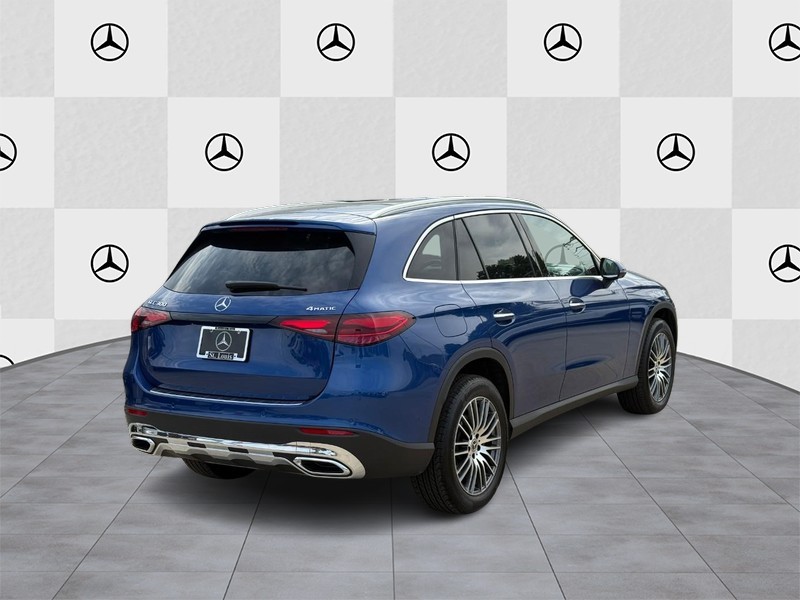 Mercedes-Benz GLC Vehicle Full-screen Gallery Image 3