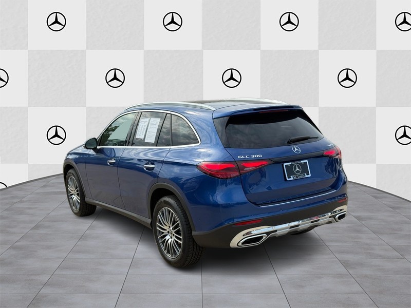 Mercedes-Benz GLC Vehicle Full-screen Gallery Image 4