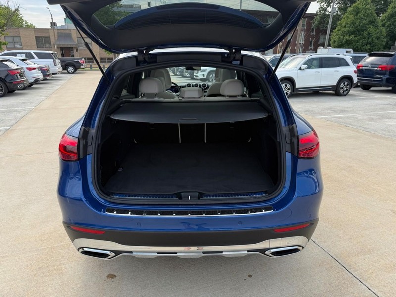 Mercedes-Benz GLC Vehicle Full-screen Gallery Image 8