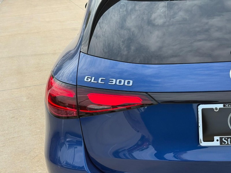 Mercedes-Benz GLC Vehicle Full-screen Gallery Image 10