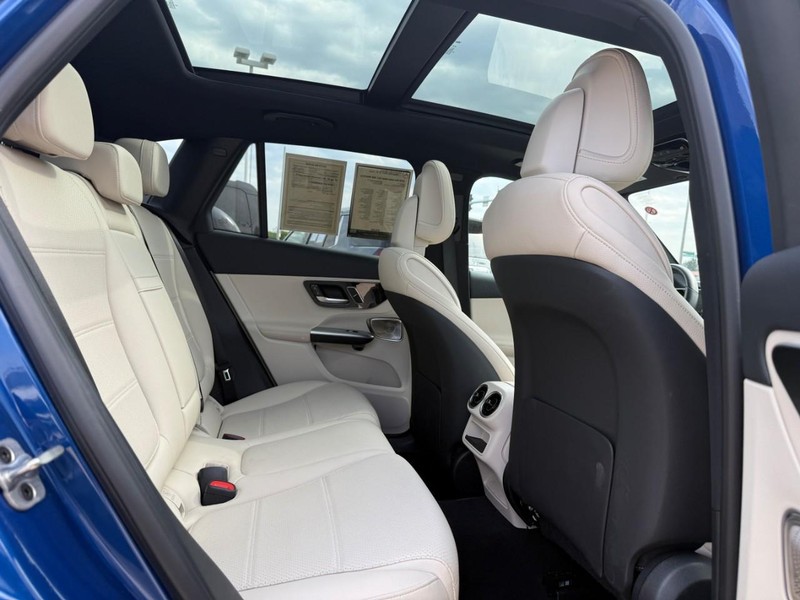 Mercedes-Benz GLC Vehicle Full-screen Gallery Image 12