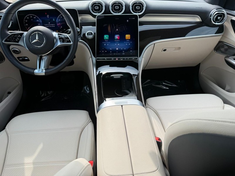 Mercedes-Benz GLC Vehicle Full-screen Gallery Image 13