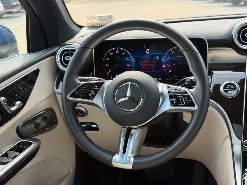 Mercedes-Benz GLC Vehicle Full-screen Gallery Image 14