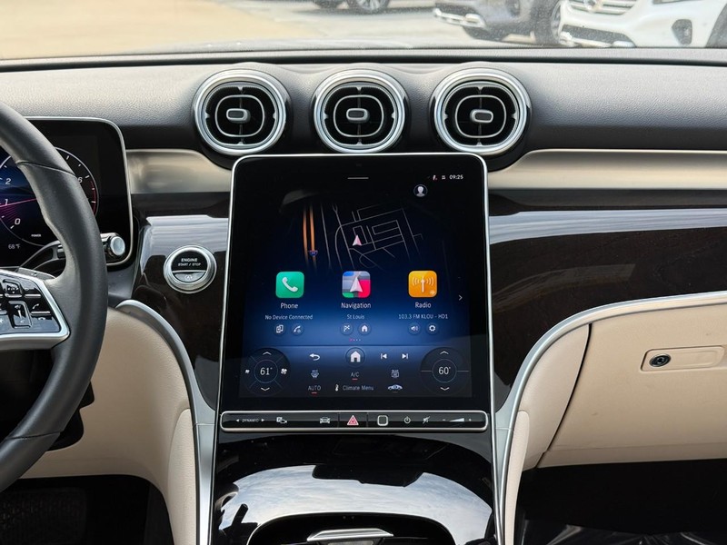 Mercedes-Benz GLC Vehicle Full-screen Gallery Image 15