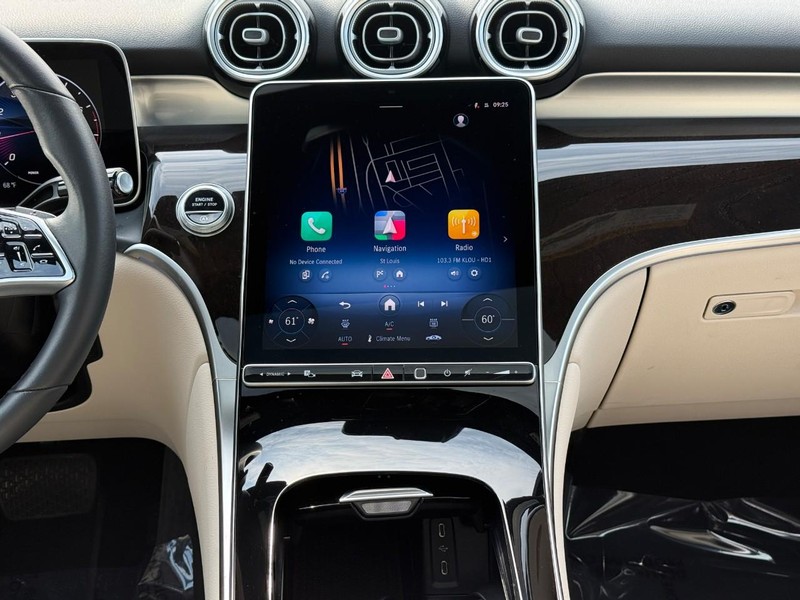 Mercedes-Benz GLC Vehicle Full-screen Gallery Image 16