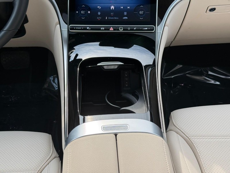 Mercedes-Benz GLC Vehicle Full-screen Gallery Image 17