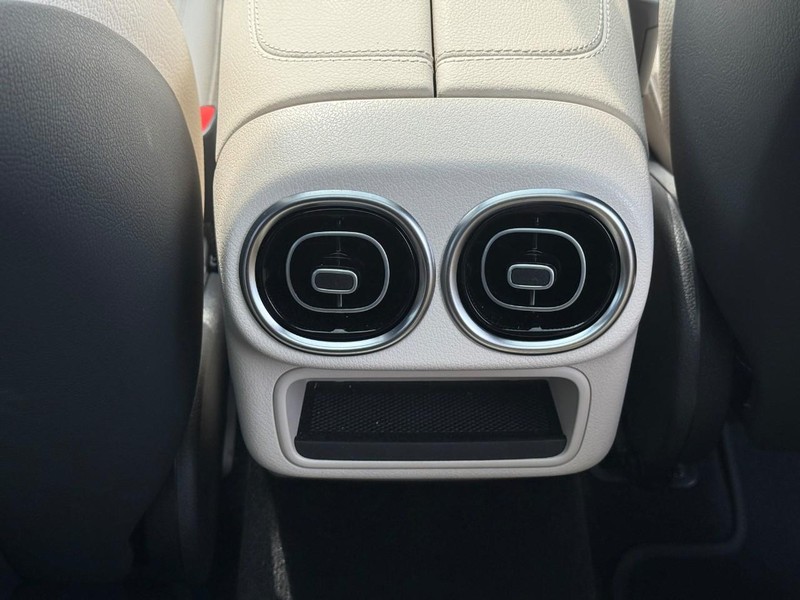 Mercedes-Benz GLC Vehicle Full-screen Gallery Image 18